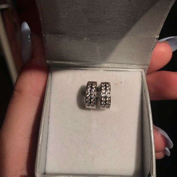 White gold double row of diamond hoop earrings - Picture 2 of 5